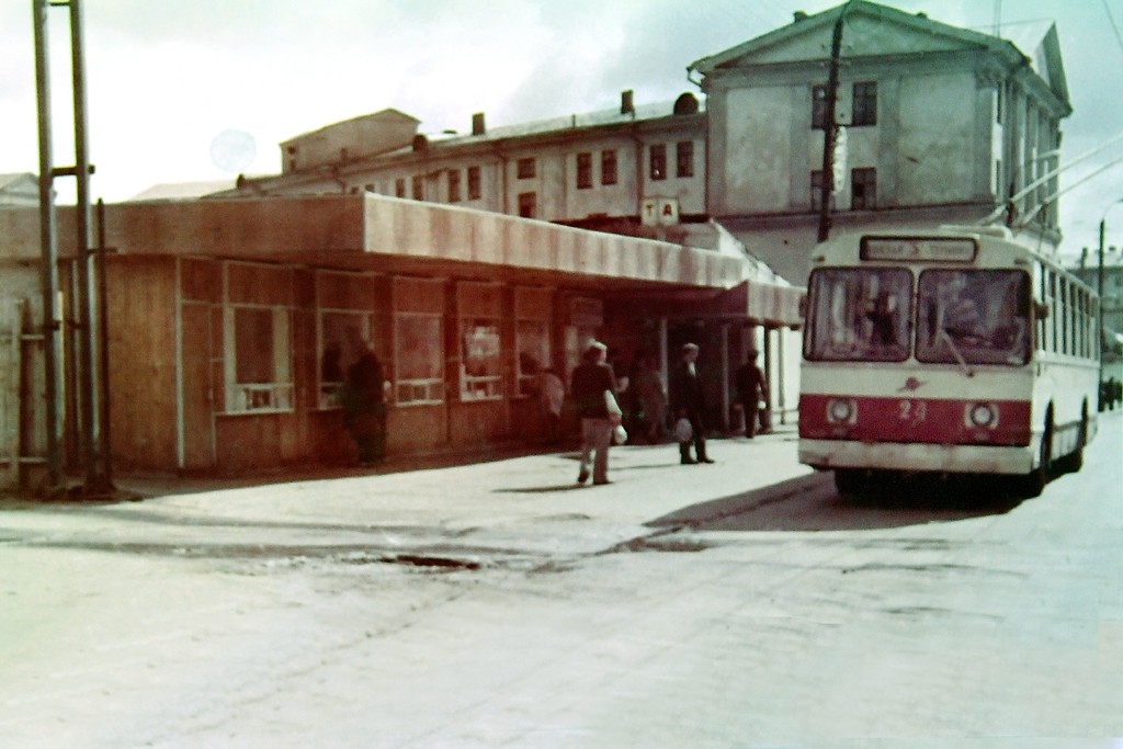 Орёл, ЗиУ-682Б № 24; Орёл — Исторические фотографии [1946-1991]; Орёл — Конечные станции и разворотные кольца; Орёл — Остановочные павильоны