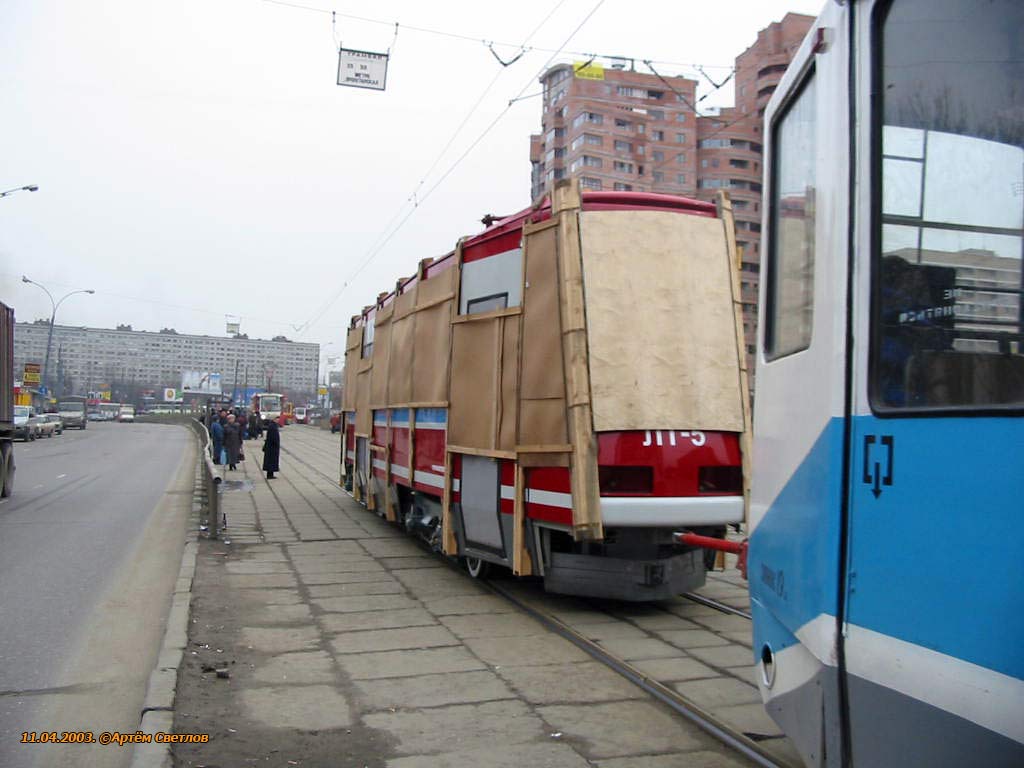 Moskwa — Arrival of LT-5 tramcars on April 2003