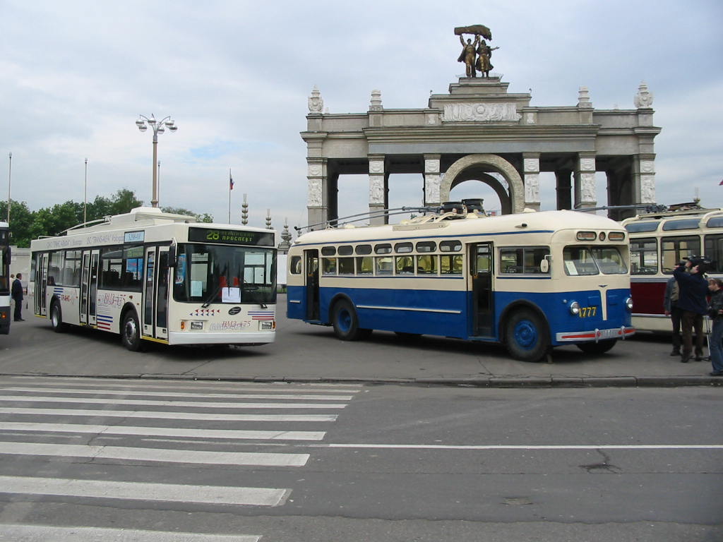Moskau, VMZ-5298.01 (VMZ-475, RCCS) Nr. 4931; Moskau, MTB-82D Nr. 1777; Moskau — Exibition at main VVC entrance on Juny 12, 2003