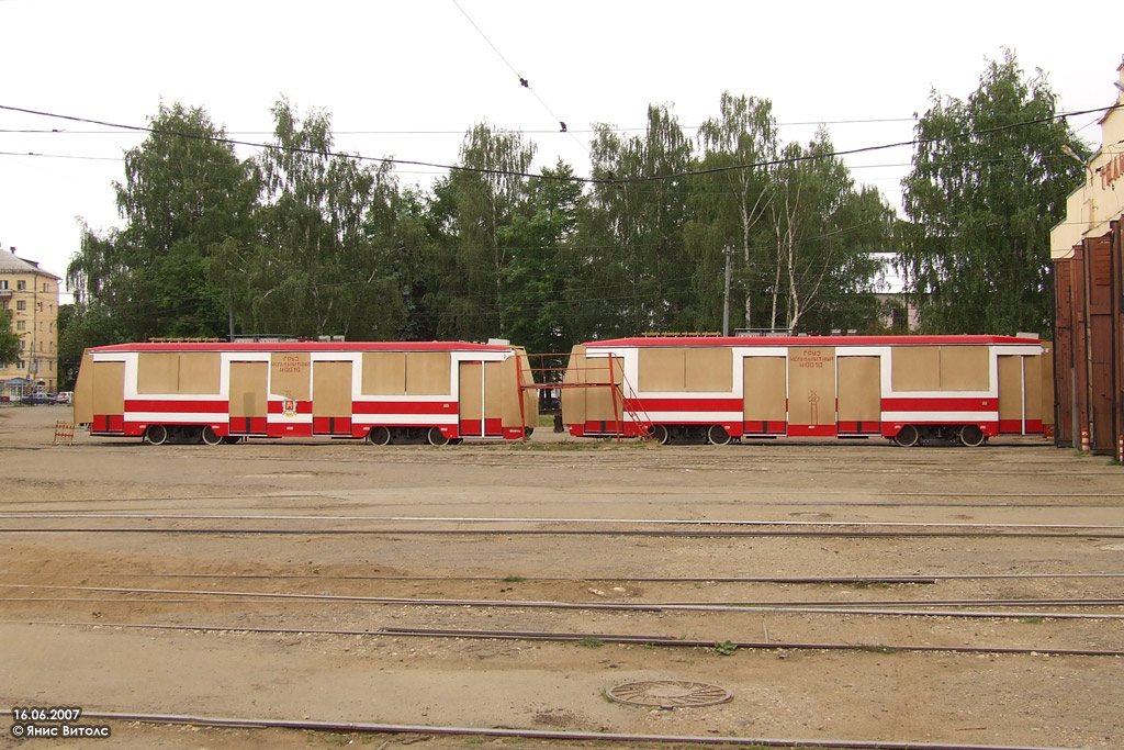 Tver, 71-134A (LM-99AEN) — 171; Tver, 71-134A (LM-99AEN) — 172; Tver — 2007.06 — LM-99AENM arriving