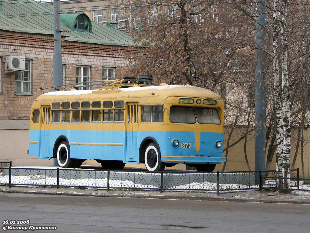 Т д 82. МТБ-82 троллейбус. МТБ-82д троллейбус. Троллейбус Москвы МТБ 82 1877. Памятник троллейбусу в Москве.
