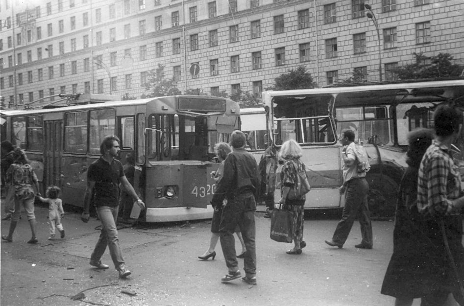 Москва, ЗиУ-682В-013 [В0В] № 4320; Москва — Троллейбусные баррикады в августе 1991