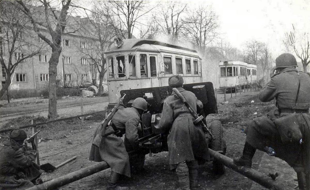 Бой на улице Кёнигсберга. 1945