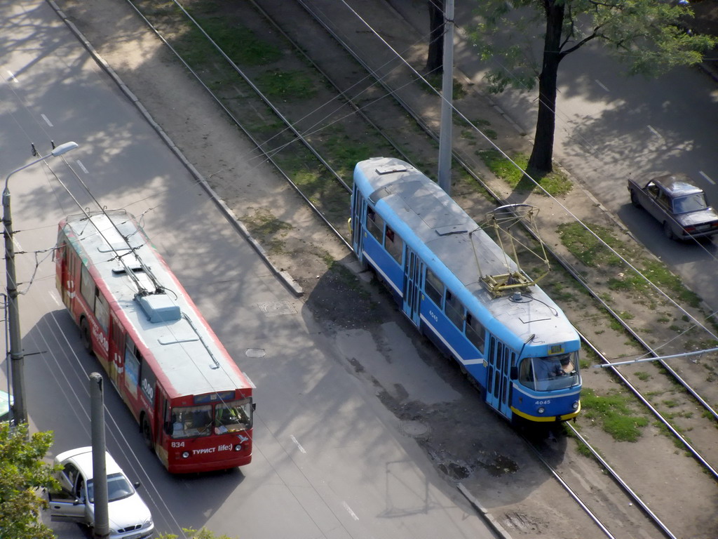 Одесса, ЗиУ-682В [В00] № 834; Одесса, Tatra T3R.P № 4045; Одесса — Трамвайные линии; Одесса — Трамвайные линии: Большой Фонтан
