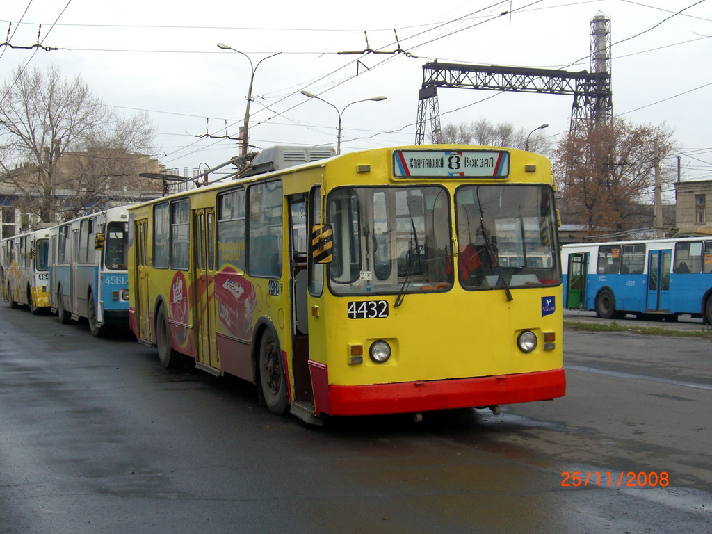Волгоград, ЗиУ-682В № 4432; Волгоград — Депо: [4] Троллейбусное депо № 4