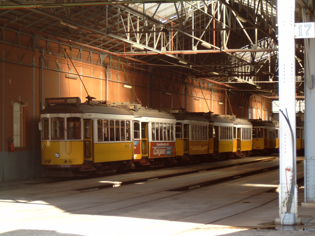 Лиссабон, Carris 2-axle motorcar (Standard) № 717; Лиссабон, Carris 2-axle motorcar (Standard) № 703; Лиссабон — Трамвай — Estação de Santo Amaro (депо)