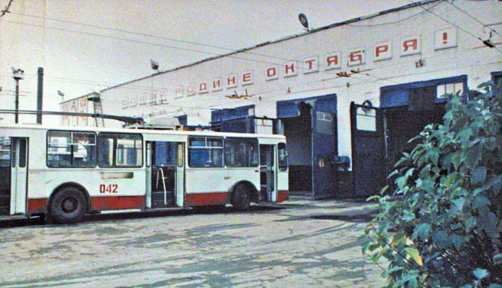 Oriolas, ZiU-682V nr. 042; Oriolas — Historical photos [1946-1991]; Oriolas — Trolleybus depot