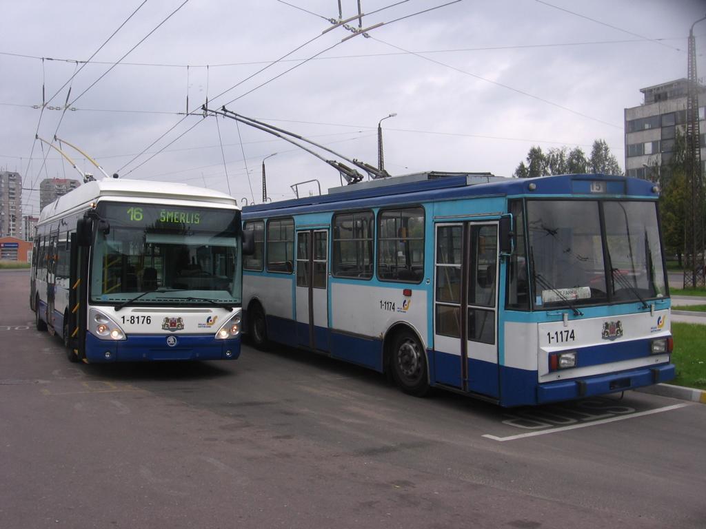Рига, Škoda 24Tr Irisbus Citelis № 1-8176; Рига, Škoda 14Tr02/6 № 1-1174