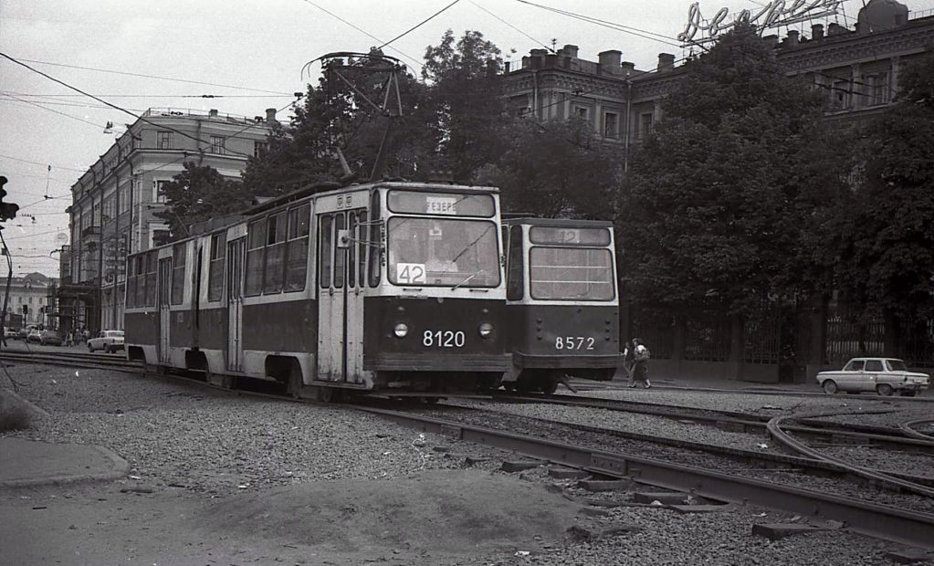 Санкт-Пецярбург, ЛВС-86К № 8120; Санкт-Пецярбург, ЛМ-68М № 8572