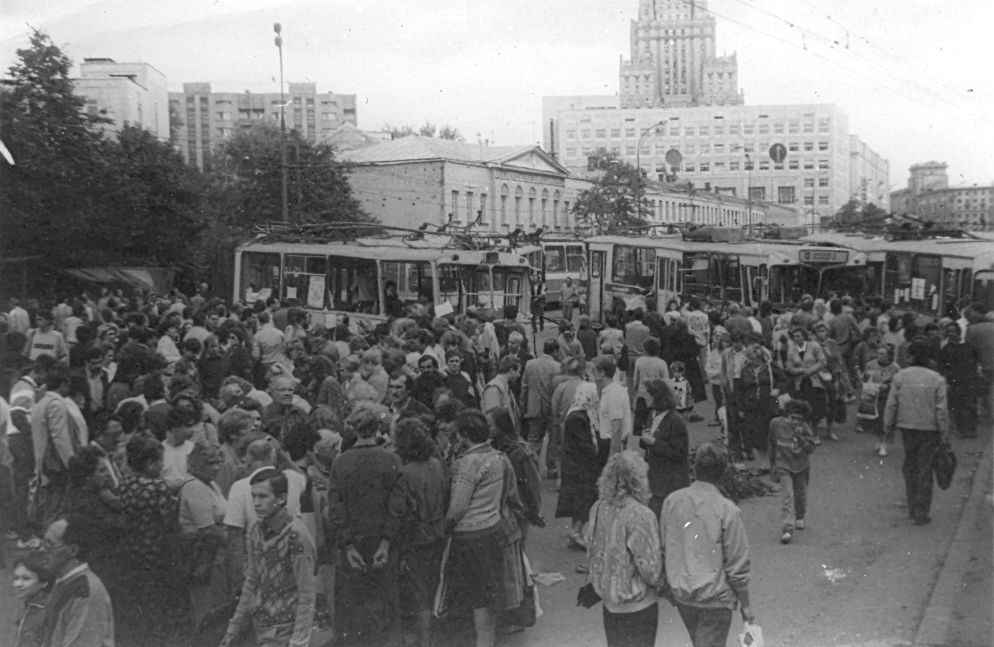 Moskau — Trolleybus barricades 08.1991