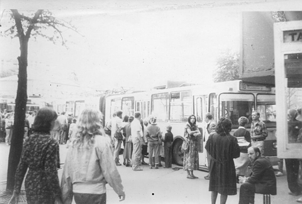 Москва, ЗиУ-683Б [Б00] № 4606; Москва — Троллейбусные баррикады в августе 1991
