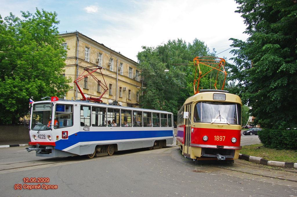Москва, 71-608КМ № 4228; Москва, Tatra T3SU (двухдверная) № 1897