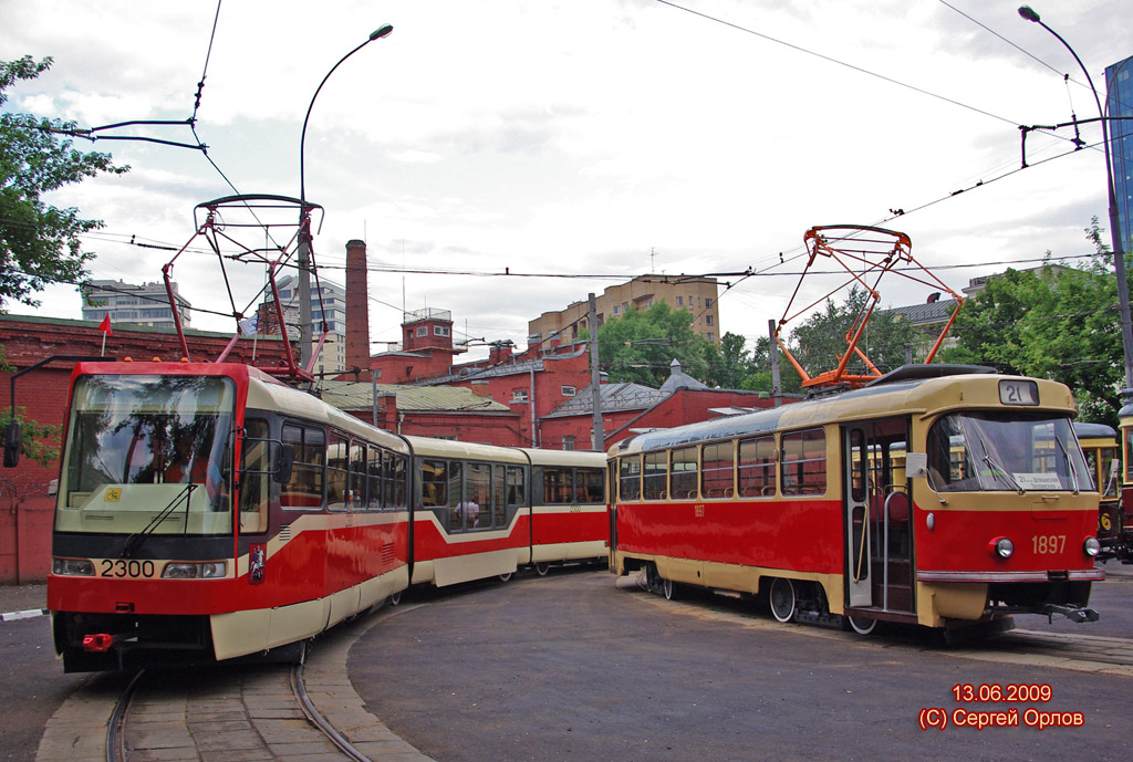 Maskva, Tatra KT3R nr. 2300; Maskva, Tatra T3SU (2-door) nr. 1897; Maskva — Parade to 110 years of Moscow tram on June 13, 2009