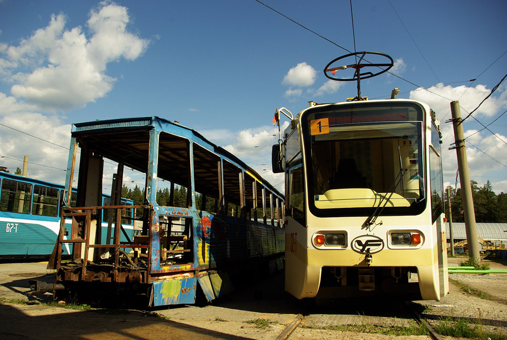 Slatoust, 71-605 (KTM-5M3) Nr. 95; Slatoust, 71-619A Nr. 32; Slatoust — Tram Department