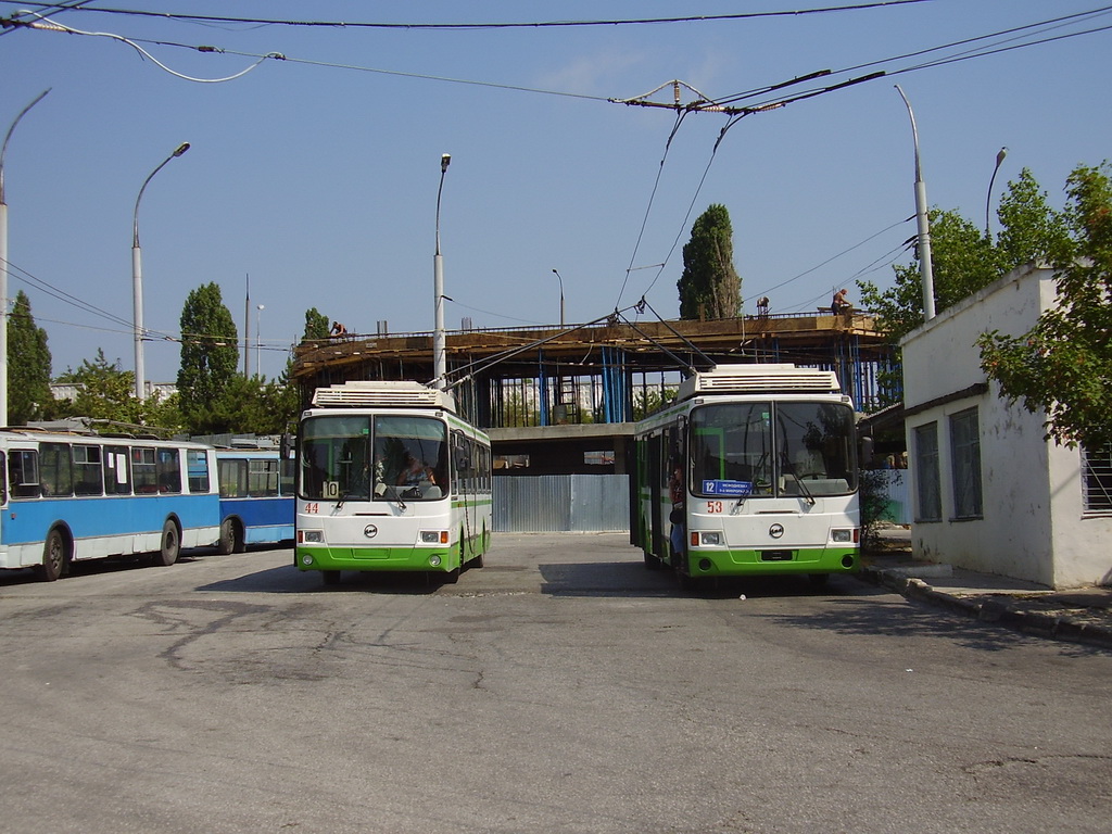 Novorossiysk, LiAZ-5280 (VZTM) č. 44; Novorossiysk, LiAZ-5280 (VZTM) č. 53