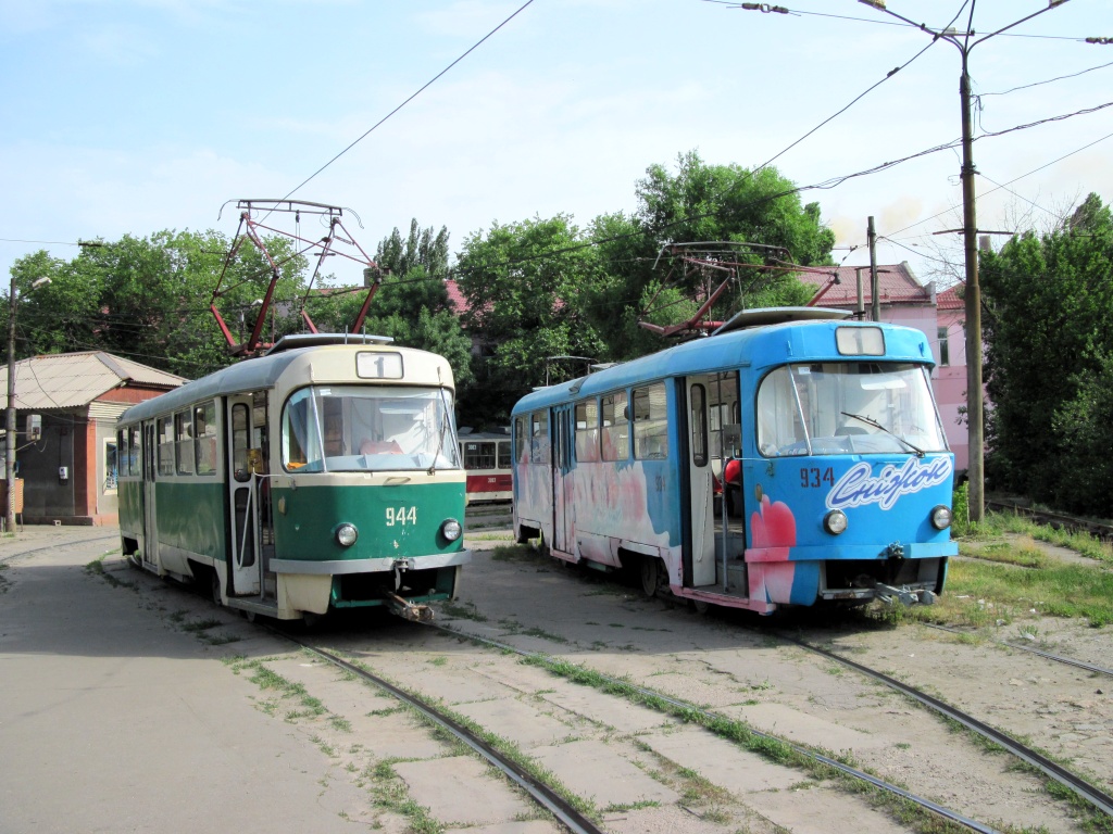 Donetsk, Tatra T3SU N°. 944 (3944); Donetsk, Tatra T3SU N°. 934 (3934)
