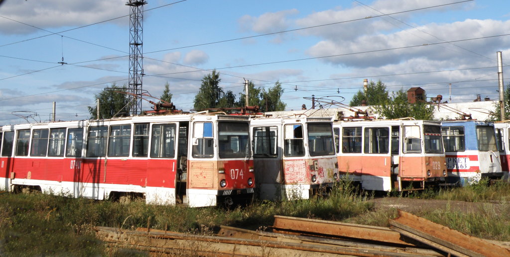 Dzerjinsk, 71-605A N°. 074; Dzerjinsk, 71-605A N°. 017; Dzerjinsk, 71-605 (KTM-5M3) N°. 029; Dzerjinsk — Withdrawn cars
