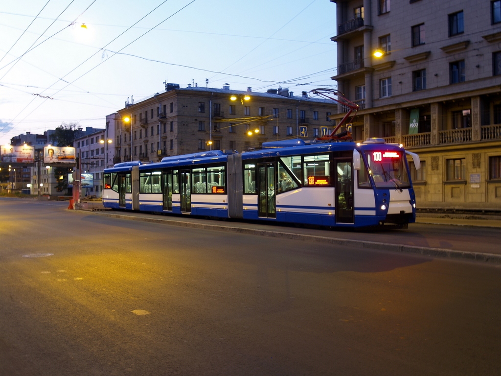 Kiev, 71-154M-K N°. 450; Saint-Pétersbourg — New PTMZ trams