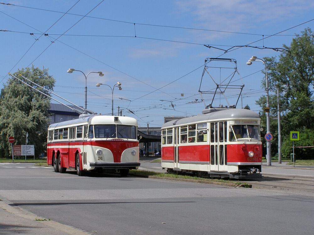 Ostrava, Tatra T400 N°. 26; Ostrava, Tatra T1 N°. 528