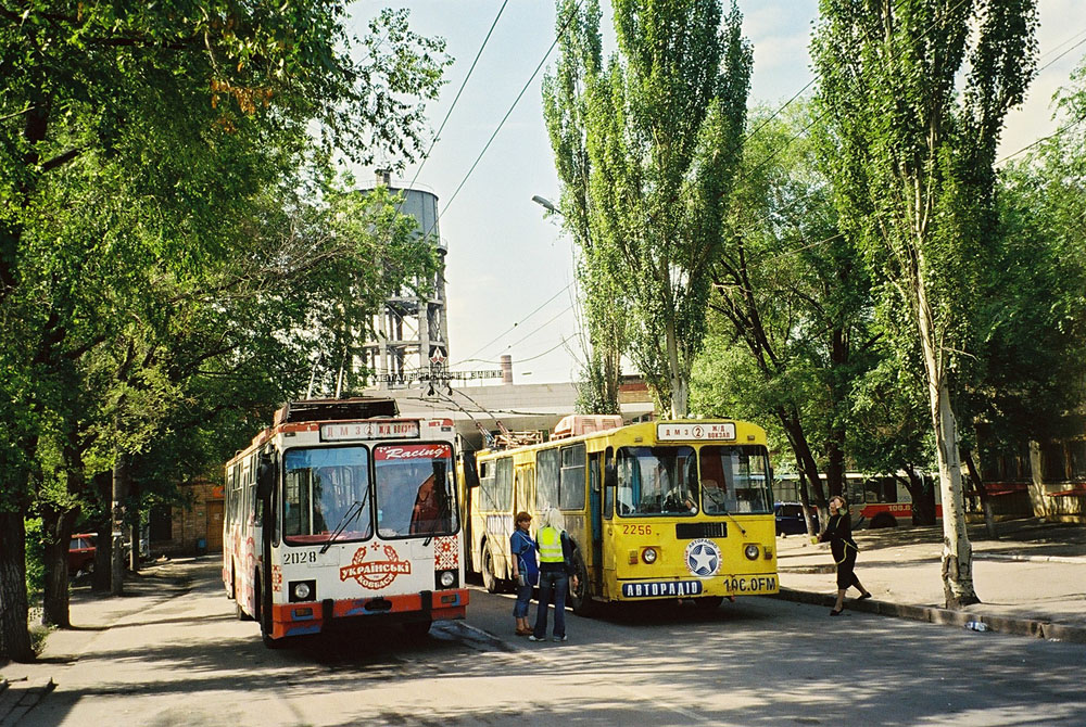 Doņecka, YMZ T2 № 2028; Doņecka, ZiU-6205 [620500] № 2256; Doņecka — Miscellaneous trolleybus photos