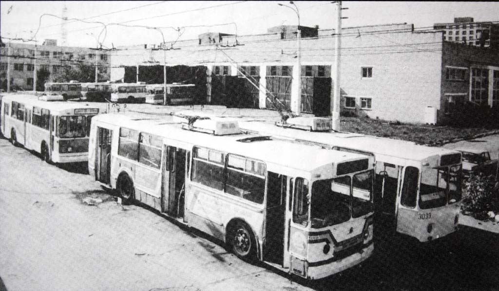 Samara, ZiU-682V N°. 3033; Samara — Historical photos — Tramway and Trolleybus (1942-1991); Samara — Trolleybus depot # 3