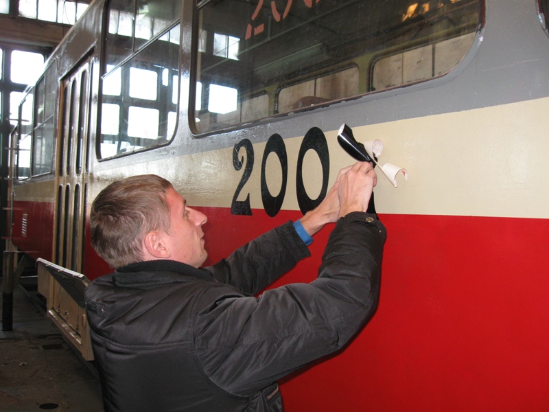 Николаев — 2009 — покраска трамвая Татра-Юг Т6Б5 № 2002