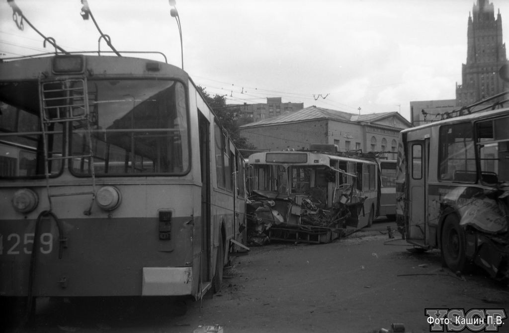 Москва, ЗиУ-682В-012 [В0А] № 4259; Москва, ЗиУ-683Б [Б00] № 5634; Москва — Троллейбусные баррикады в августе 1991
