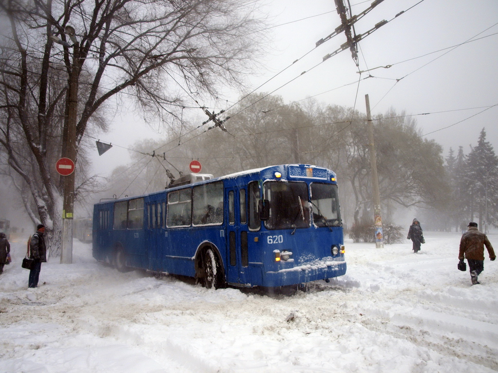 Odessa, ZiU-682V [V00] N°. 620; Odessa — 15.12.2009 — Snowfall and Its Aftermath
