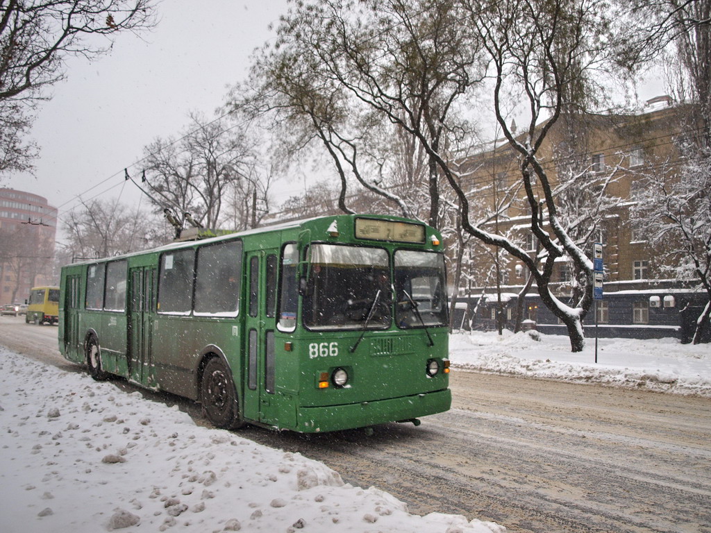 Odesa, ZiU-682G [G00] nr. 866; Odesa — 15.12.2009 — Snowfall and Its Aftermath