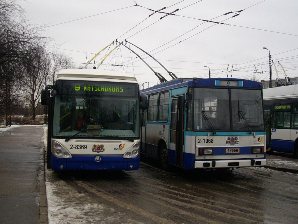 Рига, Škoda 24Tr Irisbus Citelis № 2-8369; Рига, Škoda 14Tr02 № 2-1068