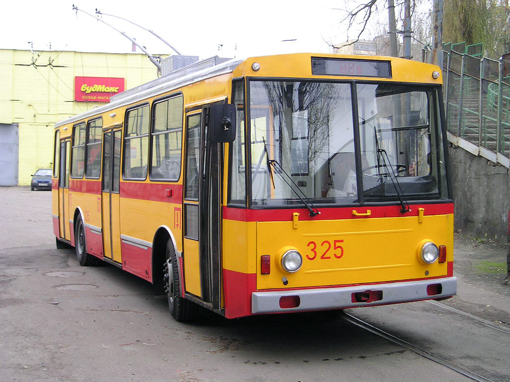 Kijev, Škoda 14Tr02 — 325; Kijev — Kyiv plant of electric transport. Old yard at Lybidska