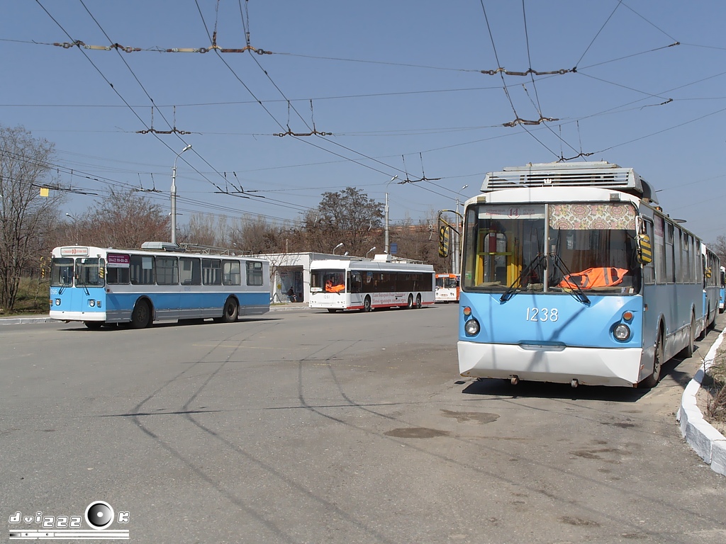 Волгоград, ЗиУ-682 (ВЗСМ) № 1096; Волгоград, Волжанин-ВЭТА-6272 № 1261; Волгоград, ВЗТМ-5284 № 1238