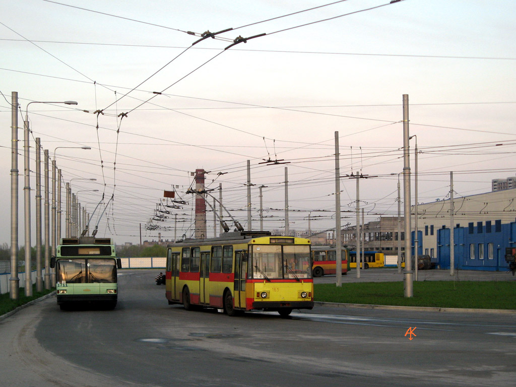 Kyjev, MAZ-103T č. 1711; Kyjev, Škoda 14Tr02 č. 163; Kyjev — Trolleybus depots: 1. New yard at Maksymovycha str.