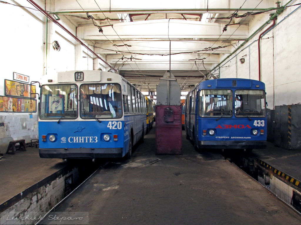 Tchernihiv, ZiU-682V-013 [V0V] N°. 420; Tchernihiv, ZiU-682G [G00] N°. 433; Tchernihiv — Trolleybus depot infrastructure