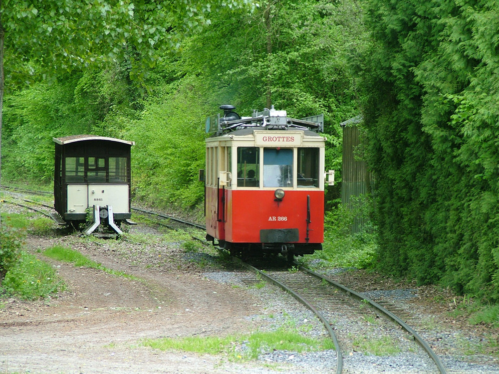 Ан-сюр-Лес, Двухосный прицепной вагон № A.8861; Ан-сюр-Лес, SNCV дизель-поезд № AR 266
