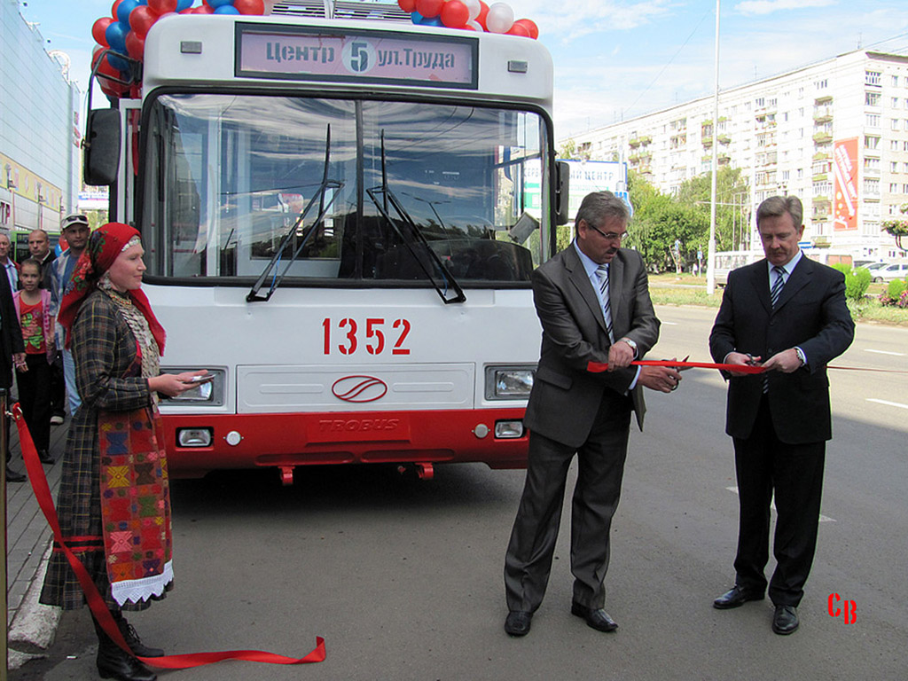 Ižkar — Opening of the trolley line to 10 years in October street