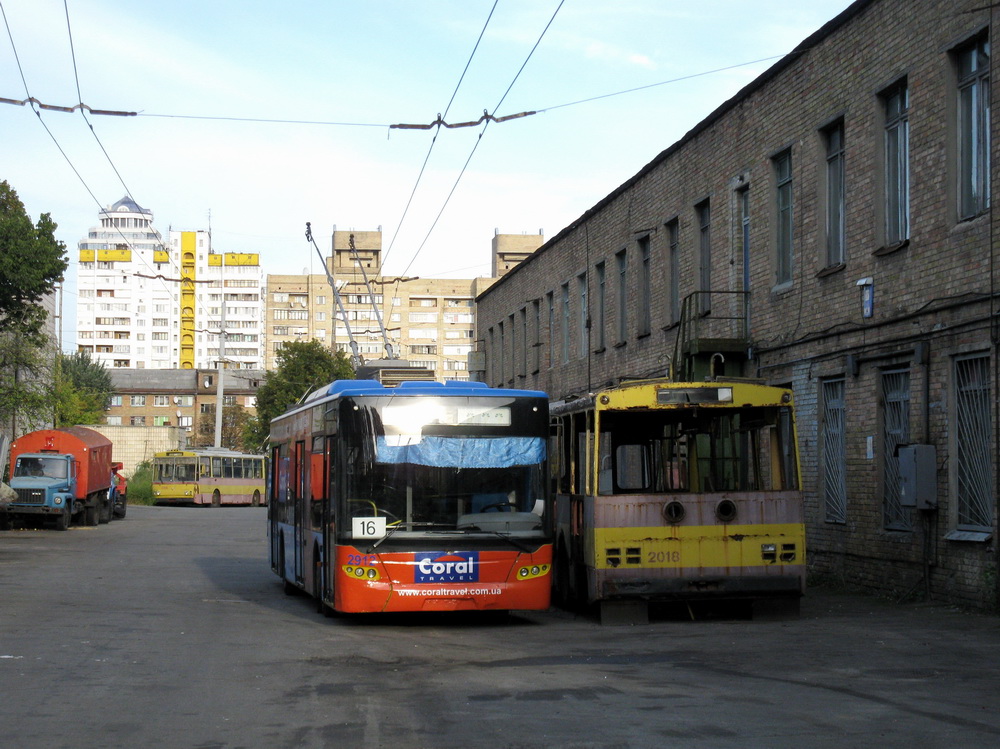 Киев, ЛАЗ E183D1 № 2912; Киев, Škoda 14Tr02/6 № 2018; Киев — Троллейбусные депо: 2