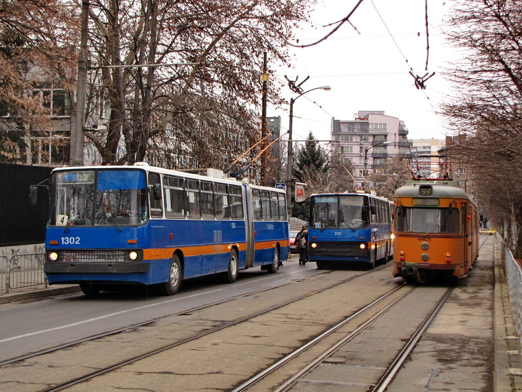 Sofia, Ikarus 280.92 Nr. 1302; Sofia, Ikarus 280.92 Nr. 2110; Sofia, Duewag GT8 Nr. 4401