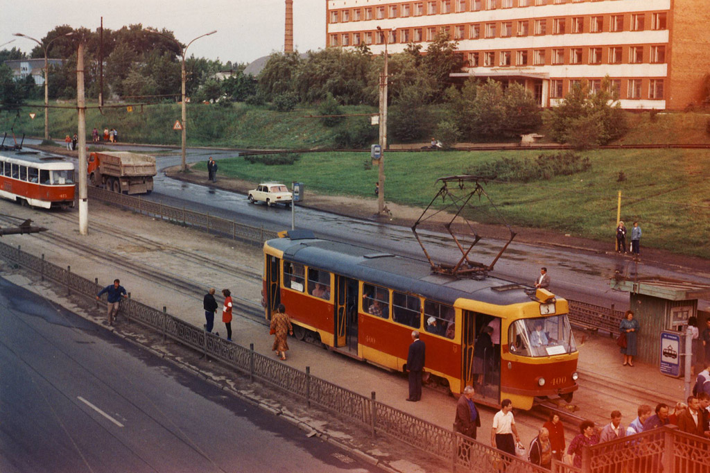 Трамваи энгельса. Курск 90е. Курск 90 годов. Курский трамвай 1990. Курск трамвайные пути 90е.