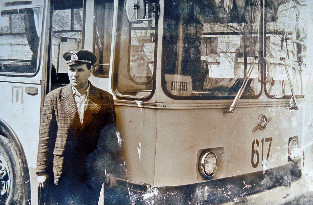 Днепър, ЗиУ-682В № 1617; Днепър — Исторически снимки: Тролейбуси; Работники электротранспорта; Днепър — Работники электротранспорта