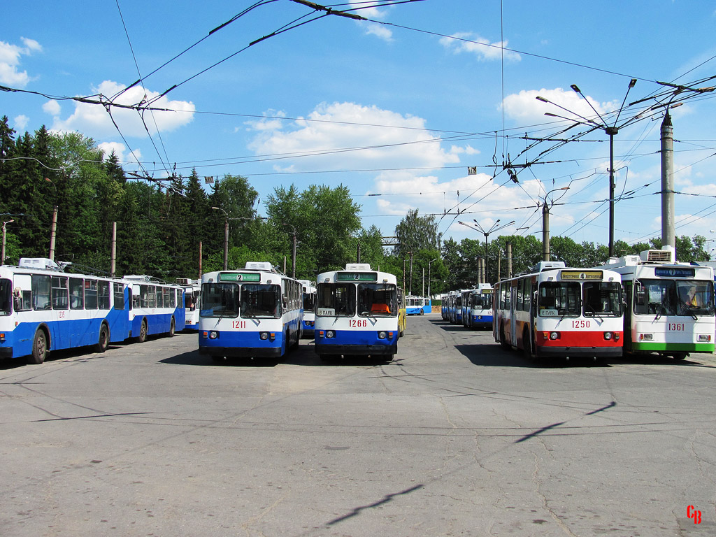 Ijevsk, ZiU-682V nr. 1211; Ijevsk, ZiU-682V [V00] nr. 1266; Ijevsk, ZiU-682V [V00] nr. 1250; Ijevsk — Trolleybus deport # 1