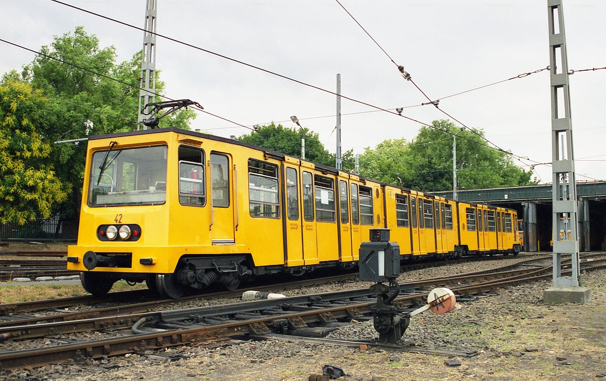 Будапешт, Ganz-MÁVAG MillFAV № 42; Будапешт — Подземная железная дорога Тысячелетия (M1); Будапешт — Трамвайные депо