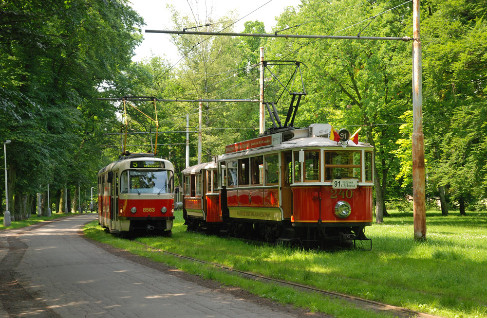 Praha, Ringhoffer DSM č. 240; Praha, Tatra T3R.P č. 8563