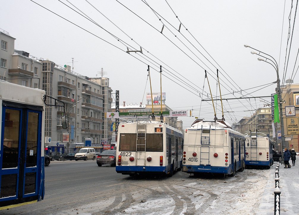 Moskau, SVARZ-6235.01 (BKM 32100M) Nr. 4823; Moskau, MTrZ-52791 “Sadovoye Koltso” Nr. 4016