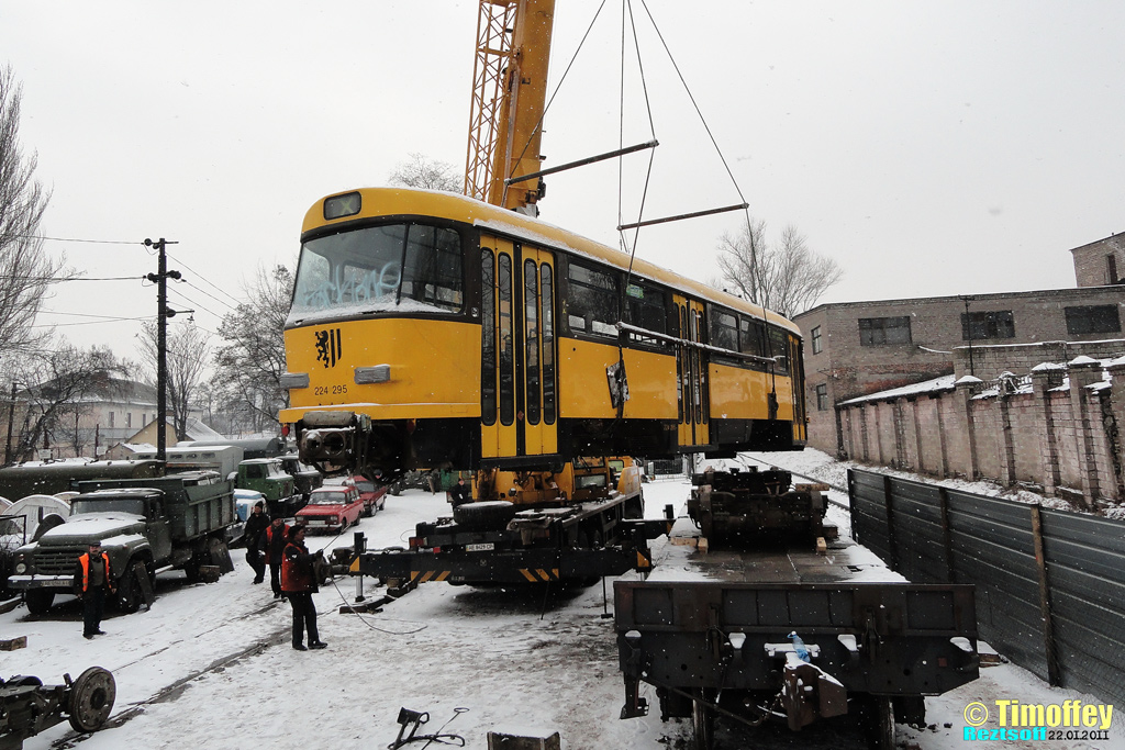 第聂伯罗, Tatra T4D-MT # 1431; 第聂伯罗 — Arrival and unloading of used cars from Germany (2011)