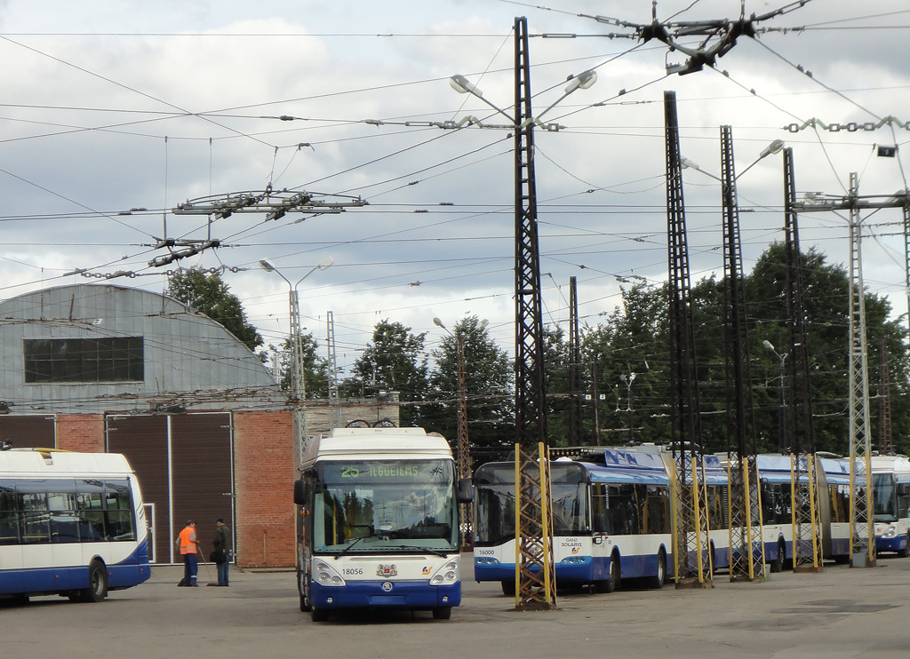 Рига, Škoda 24Tr Irisbus Citelis № 18056; Рига, Solaris Trollino II 18 Ganz № 16000