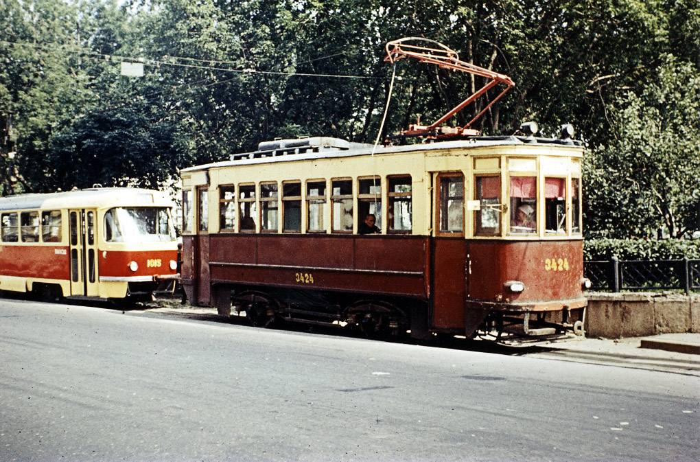 Moskva, Tatra T3SU (2-door) № 1015; Moskva, BF № 3424