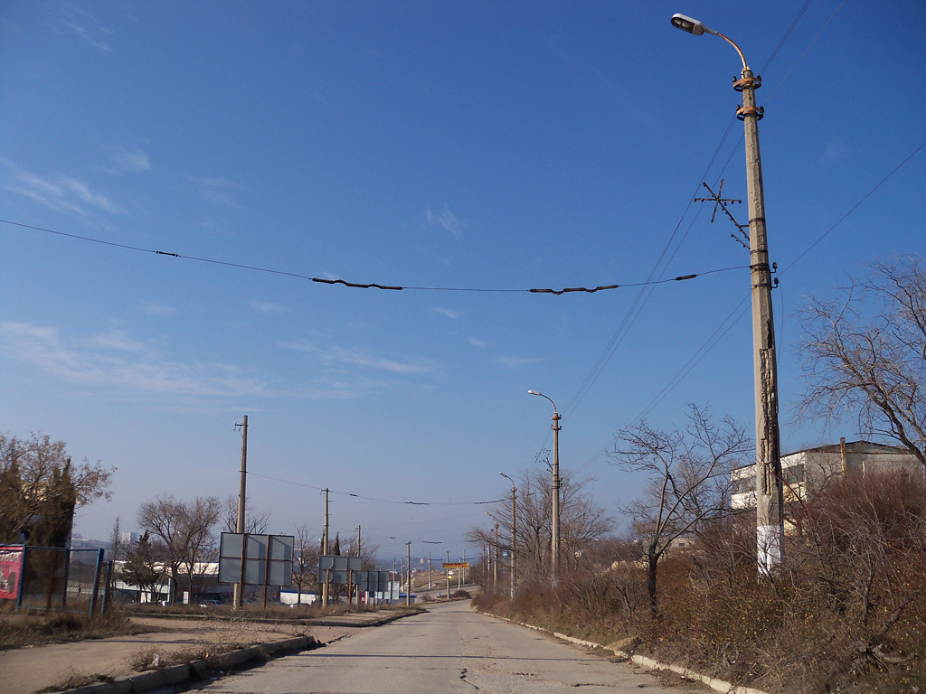 塞瓦斯托波爾 — The disassembled overhead wiring of a route # 11; 塞瓦斯托波爾 — Trolleybus lines and rings