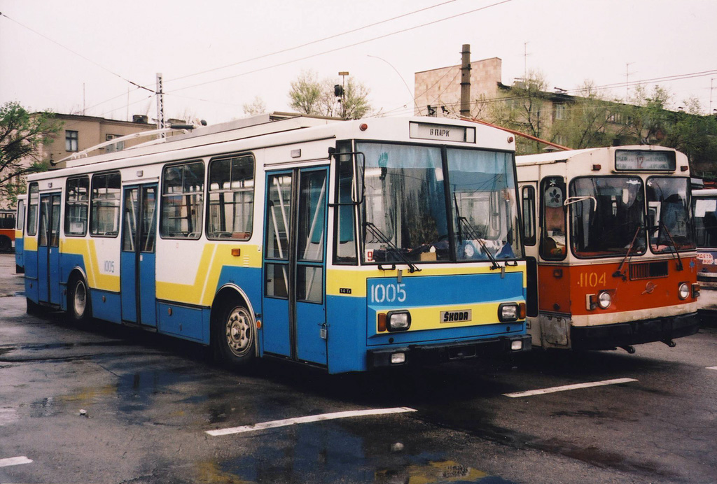 Almaty, Škoda 14Tr13/6 nr. 1005; Almaty, ZiU-682G [G00] nr. 1104