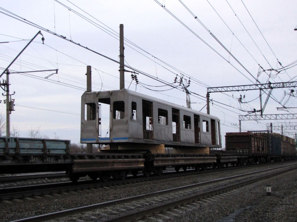 Petrohrad — Metro — Transport of subway cars by railway